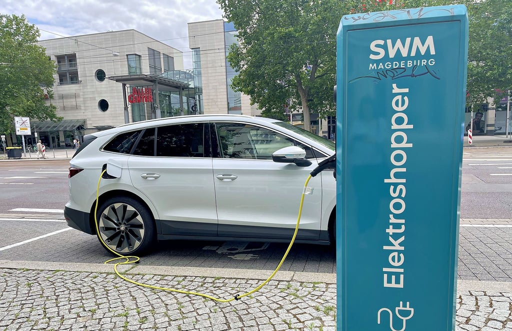 In Magdeburg gibt es wie hier an der Ernst-Reuter-Allee Ladesäulen. Auch die Stadt will ihre Fahrzeugflotte umrüsten.