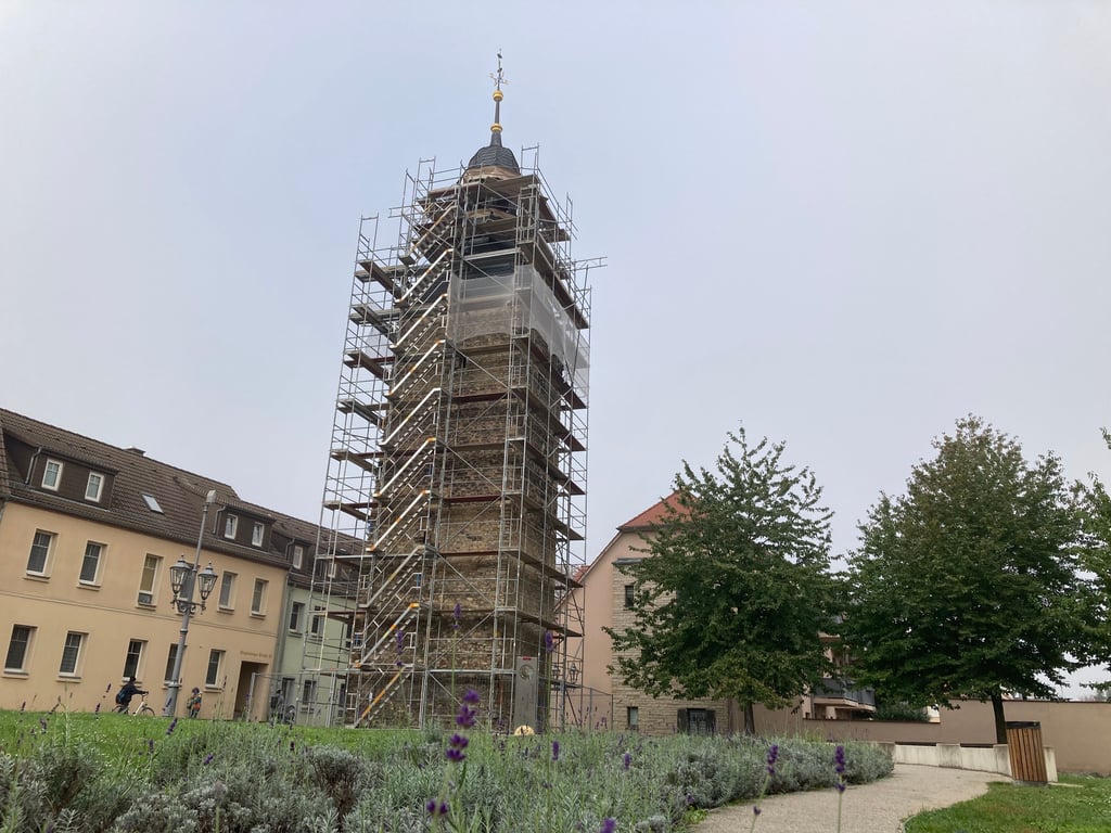 Seit zwei Wochen ist der Magdeburger Turm eingerüstet. Das Wetter verzögert die Arbeiten.