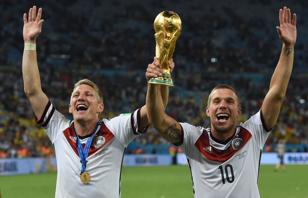 Holten 2014 den WM-Pokal: Bastian Schweinsteiger (l) und Lukas Podolski.