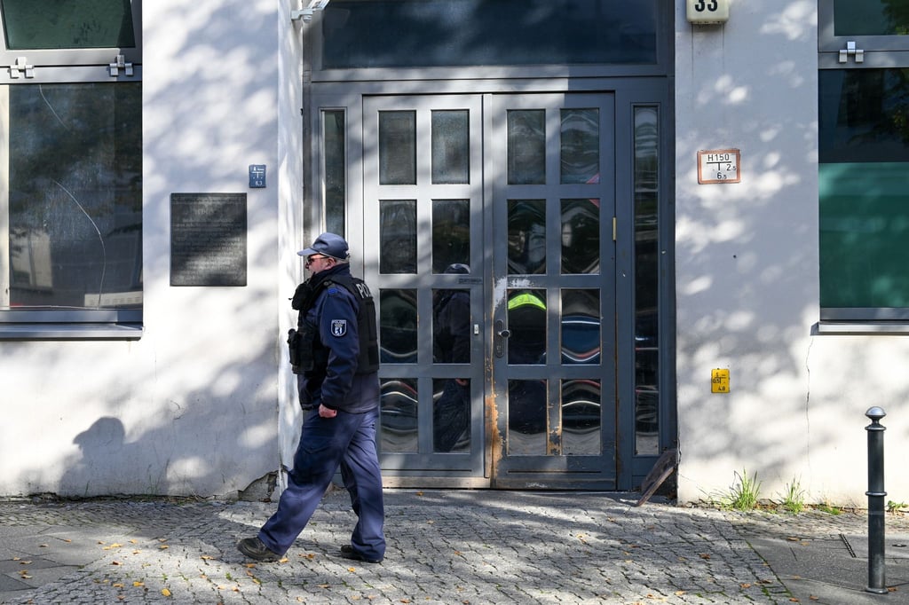 Ein Polizeibeamter geht an der Synagoge an der Brunnenstraße 33 in Berlin entlang.