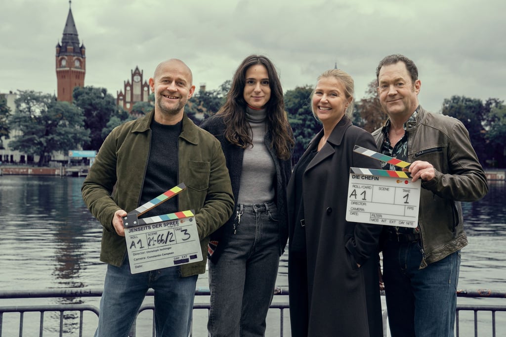 Crossover „Jenseits der Spree“ mit „Die Chefin“: Das Köpenicker Ermittler-Duo Robert Heffler (l-r, Jürgen Vogel) mit Mavi Neumann (Aybi Era) trifft auf die Münchner Kripo-Kollegen Vera Lanz (Katharina Böhm) und Paul Böhmer (Jürgen Tonkel).