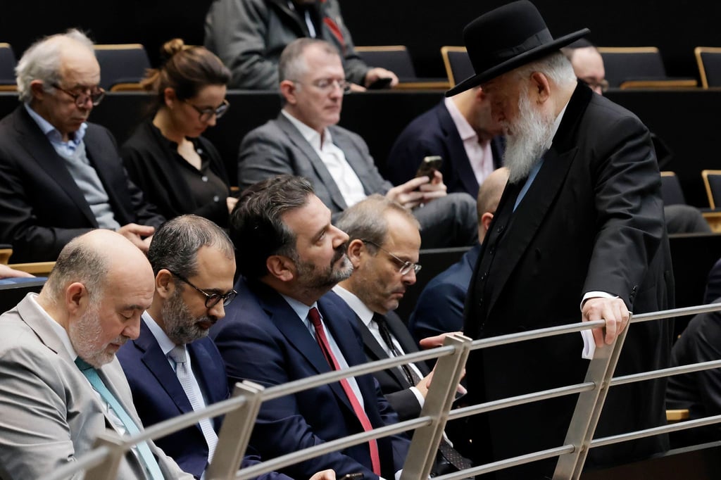 Der israelische Botschafter Ron Prosor (l-r), Gesandter-Botschaftsrat Nizar Amer, Gemeinde-Vorsitzender Gideon Joffe, Antisemitismusbeauftragter Felix Klein und Rabbiner Yitshak Ehrenberg auf der Tribüne im Abgeordnetenhaus.
