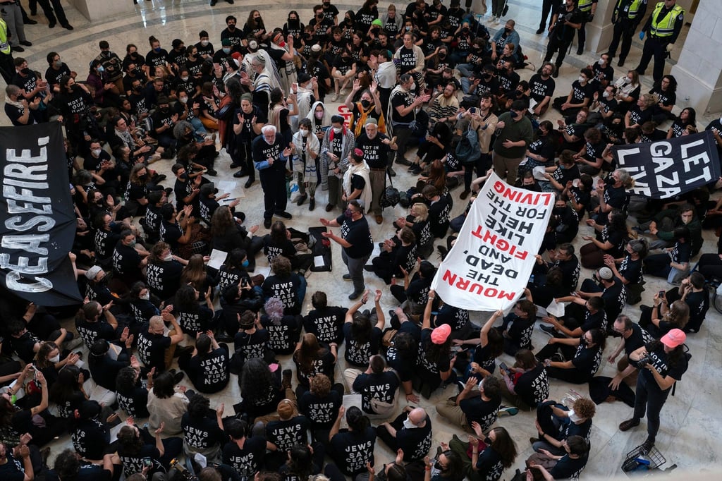 Demonstranten protestieren im Cannon House Office Building auf dem Capitol Hill.
