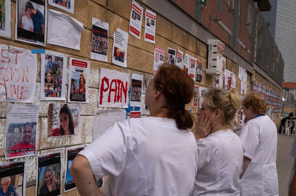 Menschen betrachten in Tel Aviv Fotos von Israelis, die als Geiseln in den Gazastreifen verschleppt wurden.