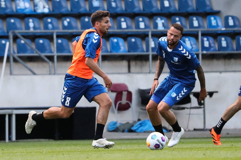 1. FC Magdeburgs Ahmet Arslan (l.) und Luc Castaignos im Training: Werden beide am Freitag gegen Hannover 96 spielen?