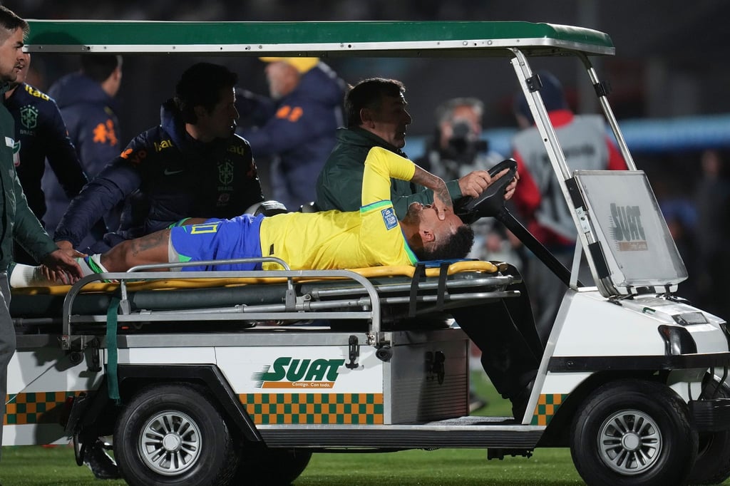 Brasiliens Neymar wird vom Spielfeld gefahren. Im WM-Qualifikationsspiel in Uruguay hat sich der Spieler das vordere Kreuzband sowie den Meniskus im linken Knie gerissen.