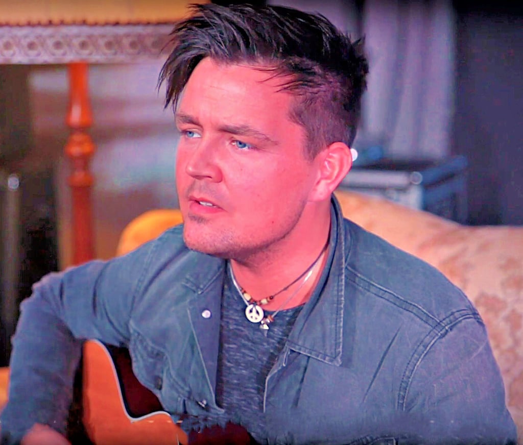 Der in Genthin aufgewachsene Robby Schulze im Videoclip zum Lied „Rückenwind“.
