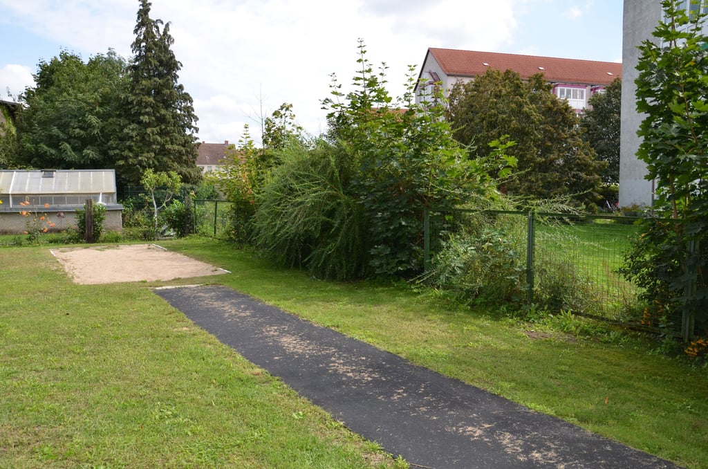 Die Weitsprunganlage der Grundschule An der Stadtmauer wird saniert.
