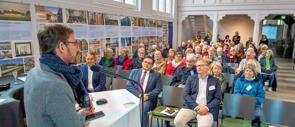 Der Leiter der Kulturakademie, Stefan Simon, begrüßt die 140 Teilnehmer in der Marienkirche am Naumburger Dom.