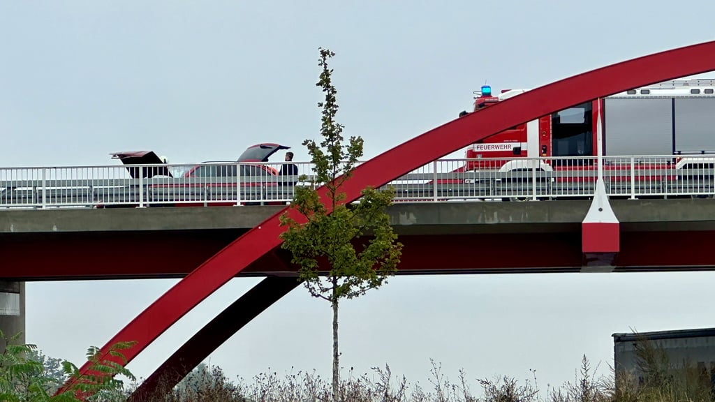 Der Unfall hat sich direkt auf der Brücke über die B100 ereignet.