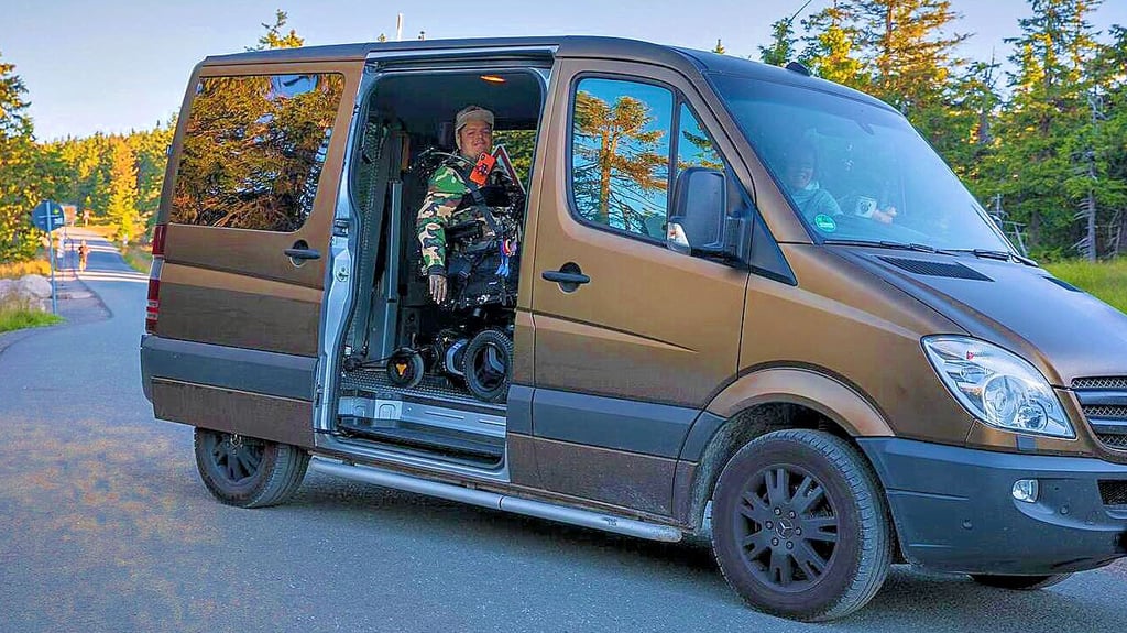 Um mobil zu sein, ist Gabor Schneider aus Rübeland seit einem Badeunfall auf den Rollstuhl angewiesen - und auf ein Auto, das an seine Bedürfnisse angepasst ist.