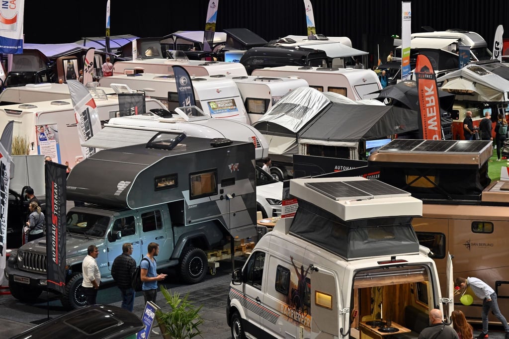 Verschiedene Wohnmobile und Wohnwagen sind auf der Messe „Reisen und Caravan“ in der Messe Erfurt ausgestellt.