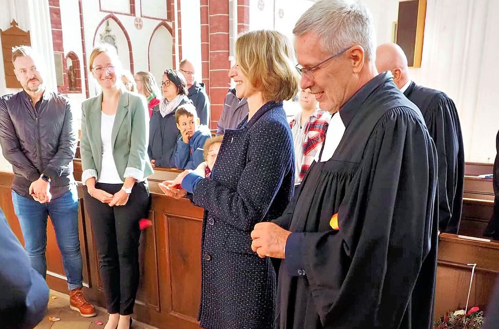 Tausende Rosenblütenblätter umgeben Jürgen und Elisabeth Weinert zum Ende des Abschiedsgottesdienstes in St. Stephan Tangermünde.