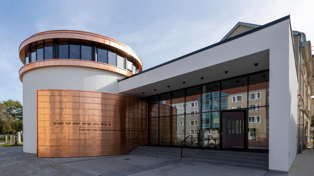 "Bethaus für alle Völker“ – die kupferne Eingangsfassade der neuen Synagoge in Dessau