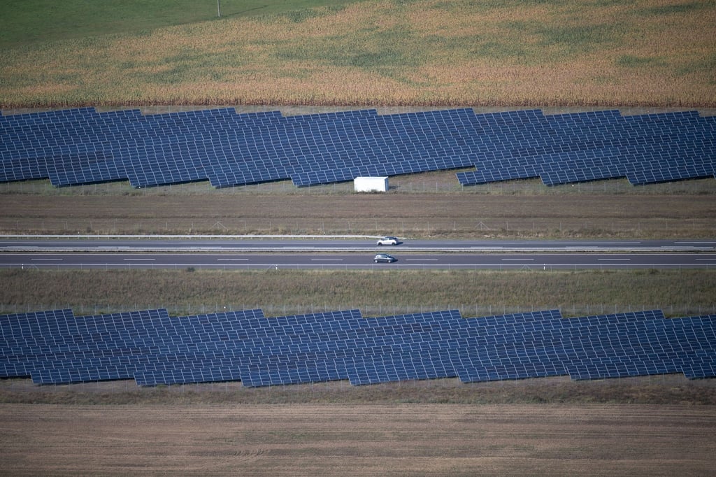 Solaranlagen sind neben einer Straße installiert.