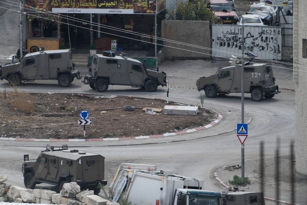 Fahrzeuge des israelischen Militärs in Nur Shams. Hier haben israelische Soldaten eine Razzia durchgeführt.