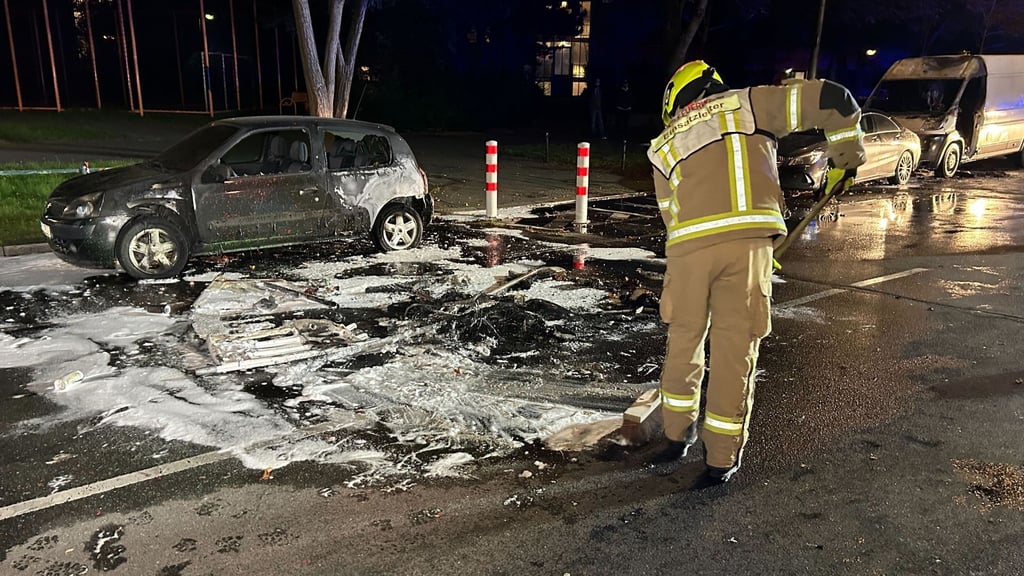 Ein Feuerwehrmann arbeitet an einem Einsatzort auf der Sonnenallee, an dem mehrere Autos in Brand standen.