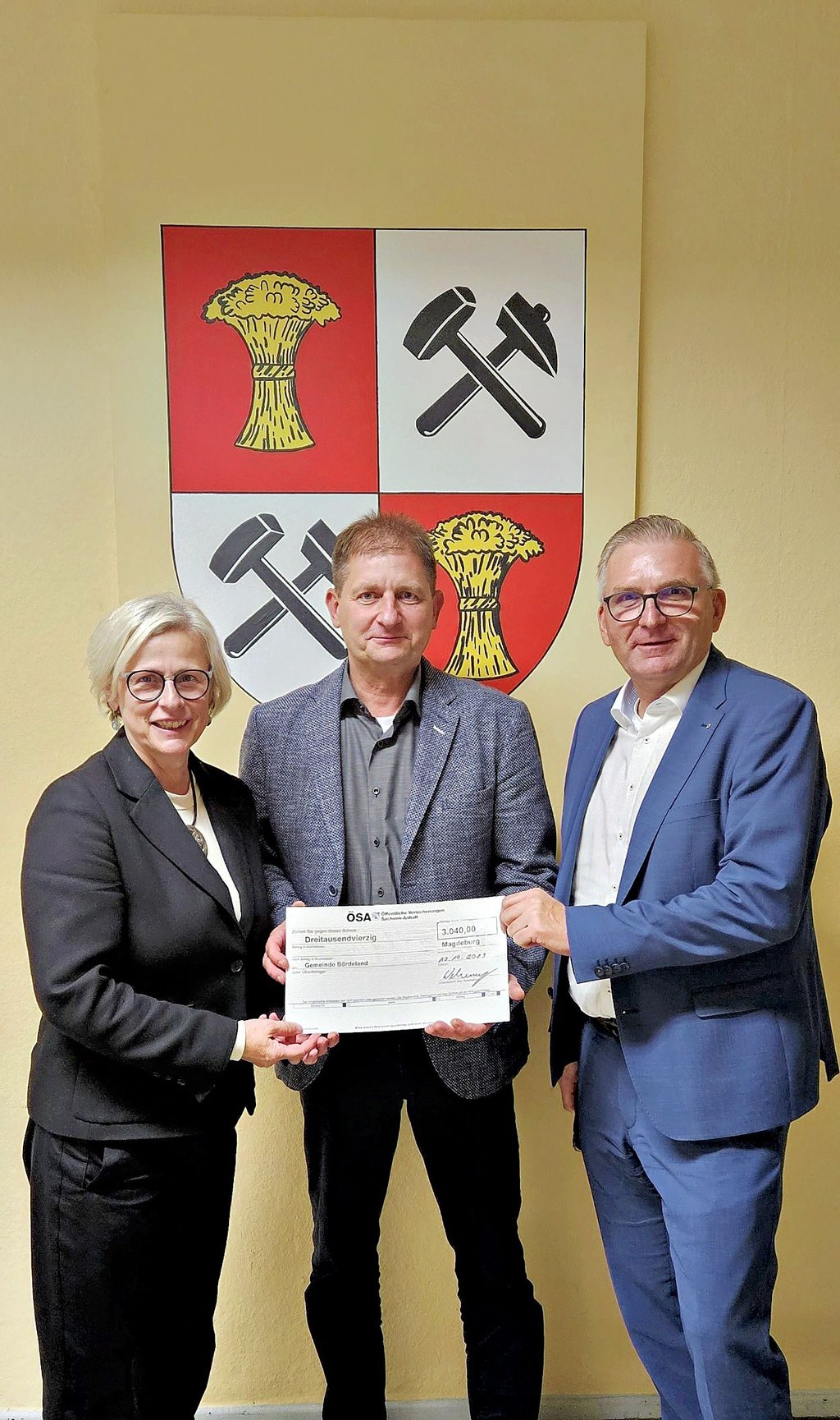Heike Wehemeyer und Frank Meyer (r.) bei der Spendenübergabe.