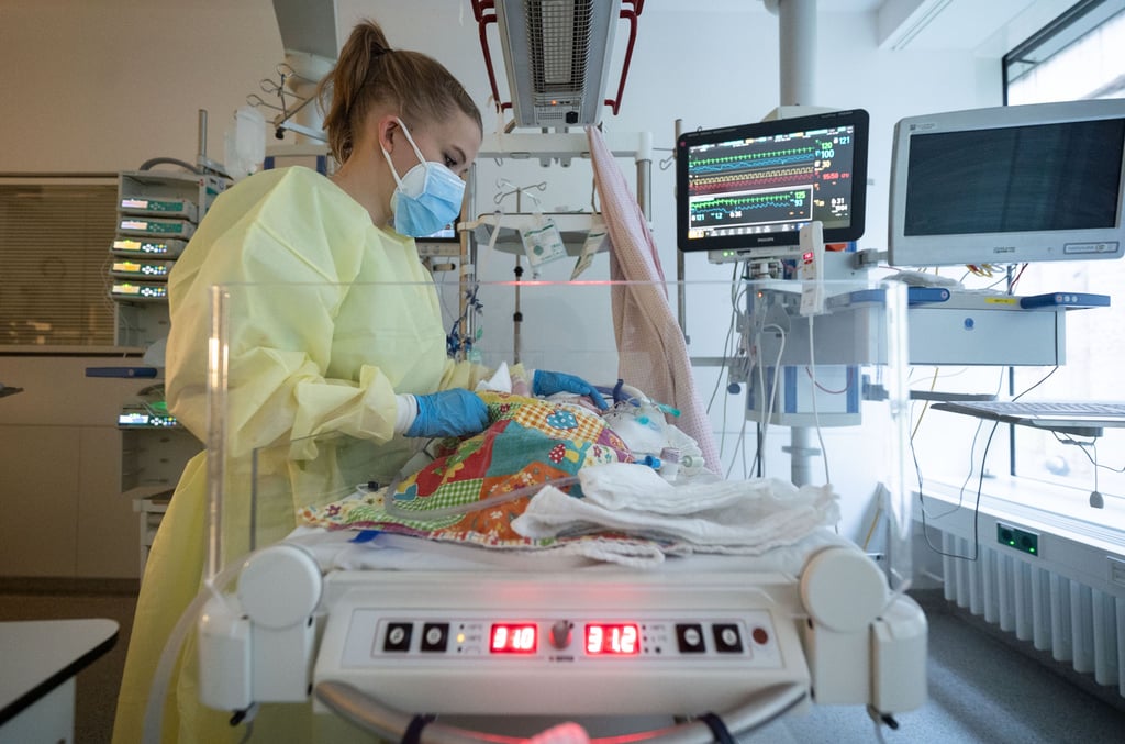 Eine Intensivpflegerin bei der Arbeit auf einer Kinder-Intensivstation. Die Magdeburger Kinder-ITS geht zum 1. November wieder in Betrieb.