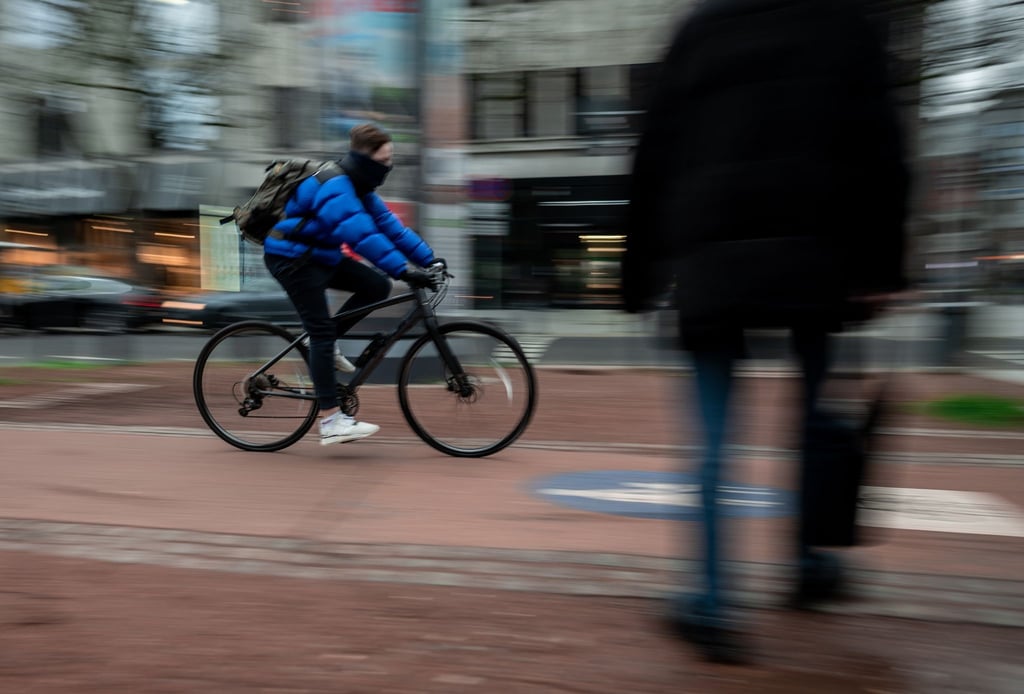 Sowohl Radfahrer als auch Fußgänger sollten stets auf ihre Umgebung achten, um Unfällen vorzubeugen.