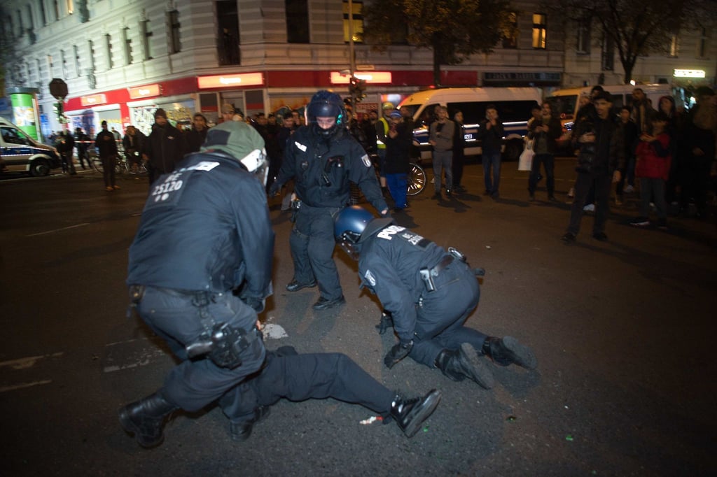 Polizisten nehmen einen Teilnehmer einer Pro-Palästina-Demo fest.
