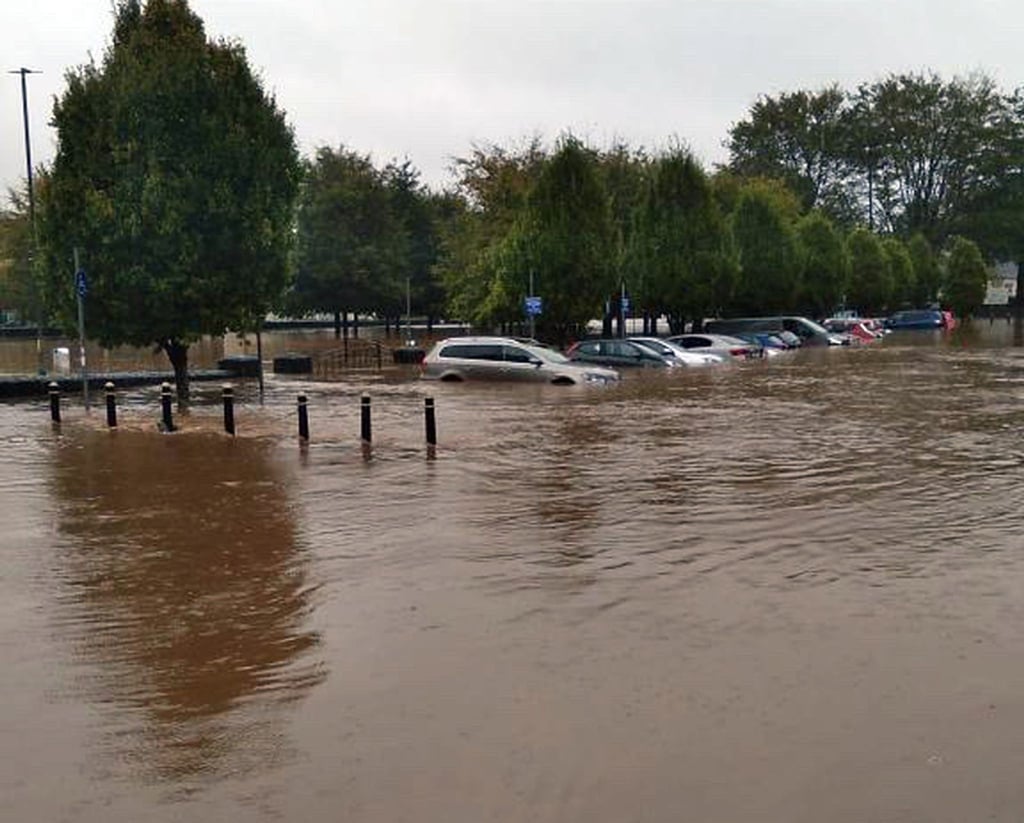 Autos in Kork stehen halb unter Wasser.