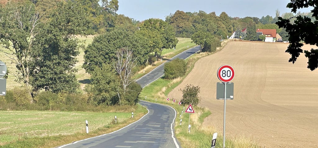 Der Flämingradweg hinter Bad Belzig taucht ein in die wunderschöne Landschaft des Flämings. Hier geht es auf sehr wenig befahrenen Straßen durch die Landschaft und kleine Orte.