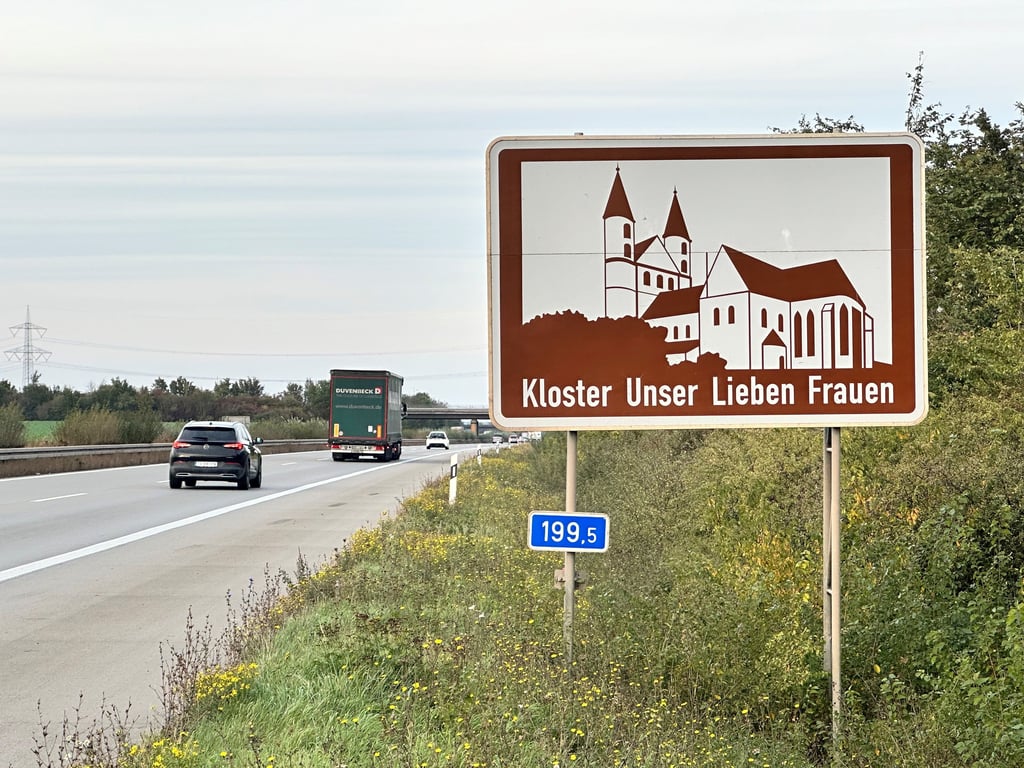 Auf den braunen Hinweisschildern an der Autobahn – hier die A14 – wird auf touristische Ziele in Magdeburg hingewiesen. Was eine App damit zu tun hat.