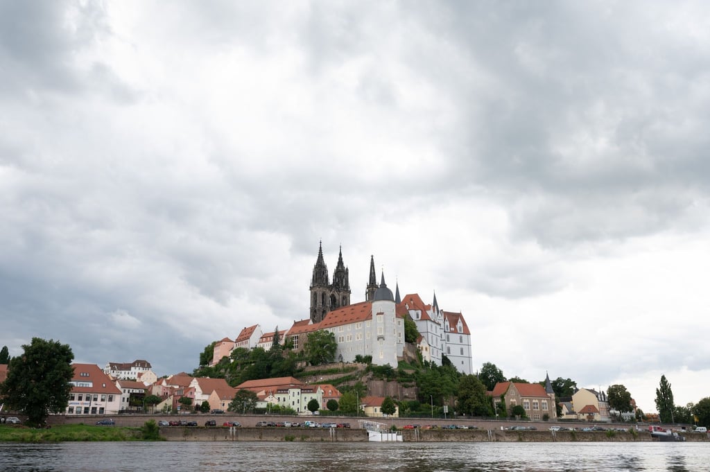 Blick auf die Albrechtsburg mit dem Dom hinter der Elbe.