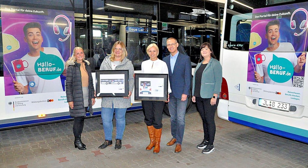 Zwei Busse der Personennahverkehrsgesellschaft Burg wurden für die Kampagne übergeben.