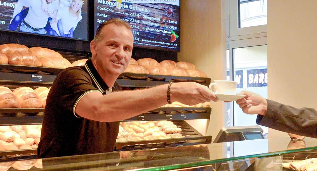 IIm Café der neuen Filiale von Lutz Pfeiffer können Kunden die gesamte Woche über frühstücken – auch sonntags.