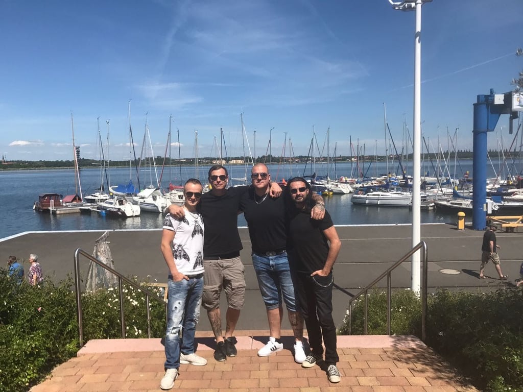 Philipp Burger mit Maximilian Beuster und Pascal Bock von der Bitterfelder Band Goitzsche Front und dem dessauer Frei.Wild-Produzenten Alexander Lysjakow.