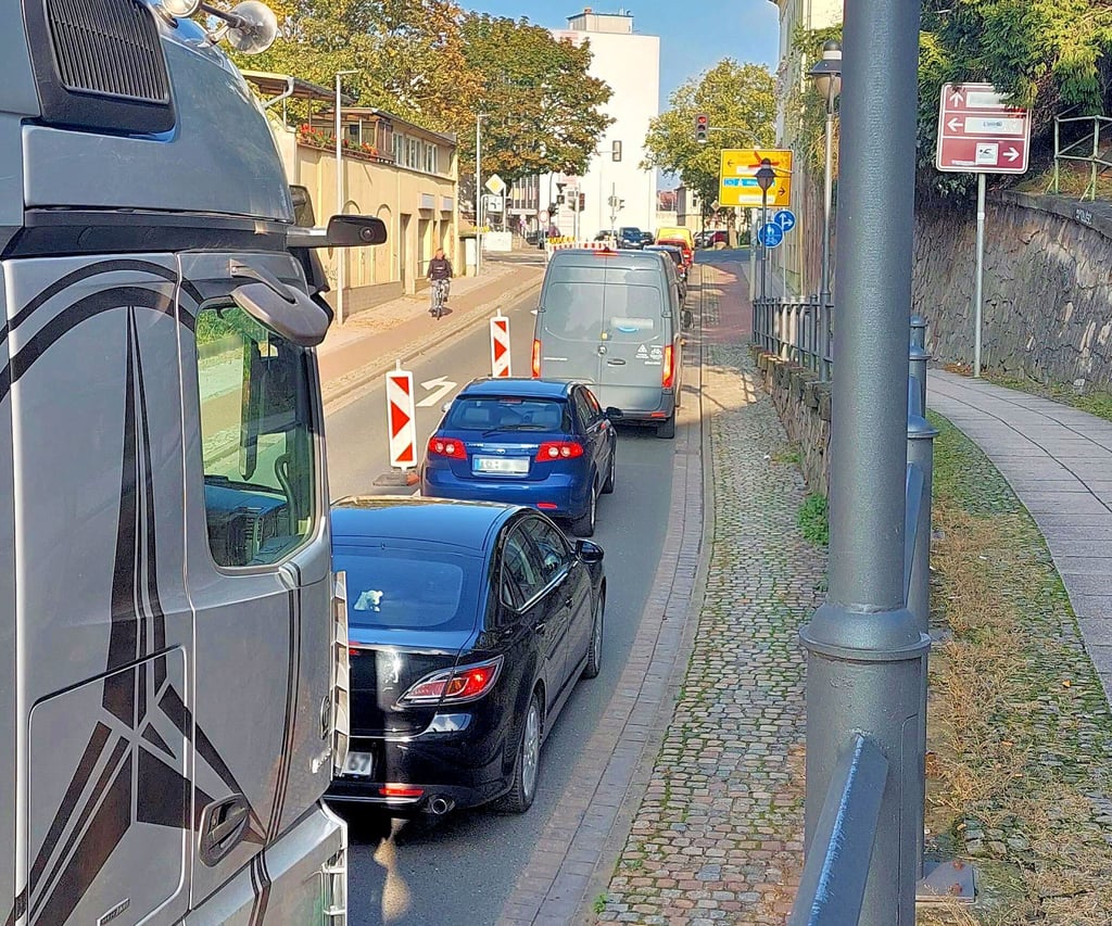 Gegen 15.15 Uhr stauen sich die Fahrzeuge am Dienstag über den kompletten Hohlweg in Staßfurt.