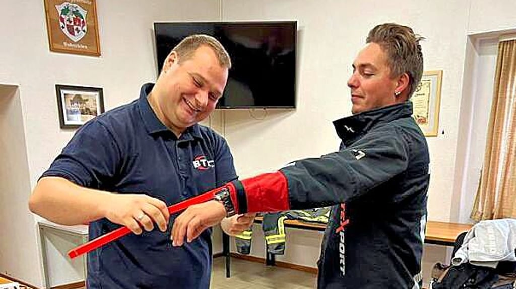 Tobias Federwisch von der Firma BTL nimmt Maß bei Timo Prietzel, einem Kameraden der Eilenstedter Wehr.