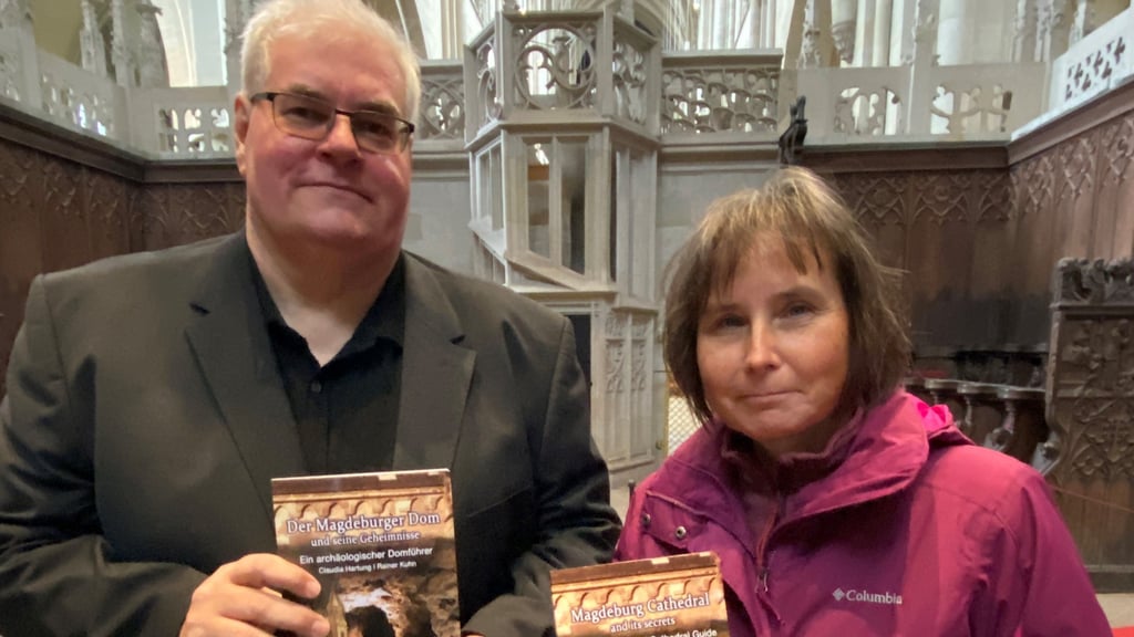 Jetzt auch auf Englisch: Archäologe Rainer Kuhn und Grabungstechnikerin Claudia Hartung präsentieren die neue Ausgabe des archäologischen Domführers in Magdeburg.
