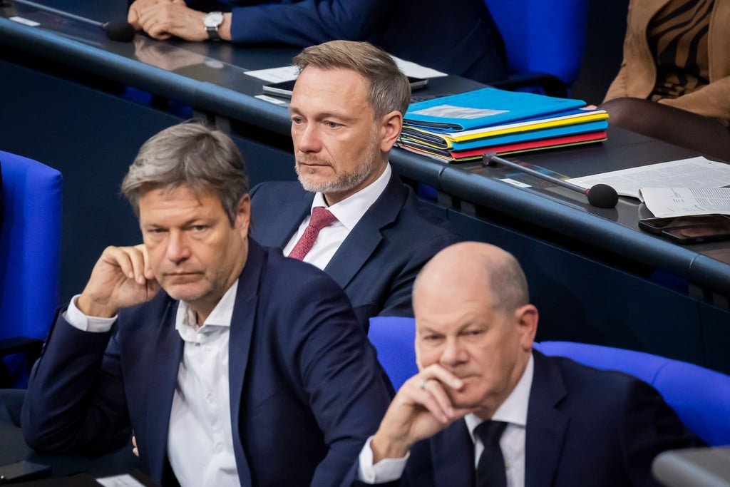 Bundeskanzler Olaf Scholz (SPD, r-l), Finanzminister Christian Lindner (FDP) und Wirtschaftsminister Robert Habeck (Bündnis 90/Die Grünen).