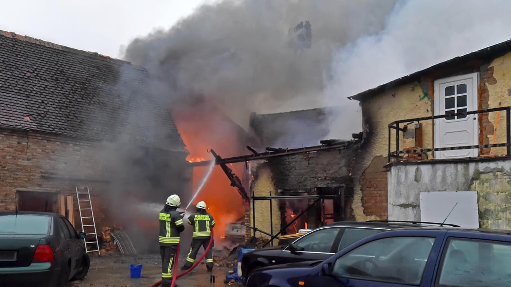 Stundenlang waren mehrere Feuerwehren am Freitag bei einem Brand in Winningen im Einsatz.