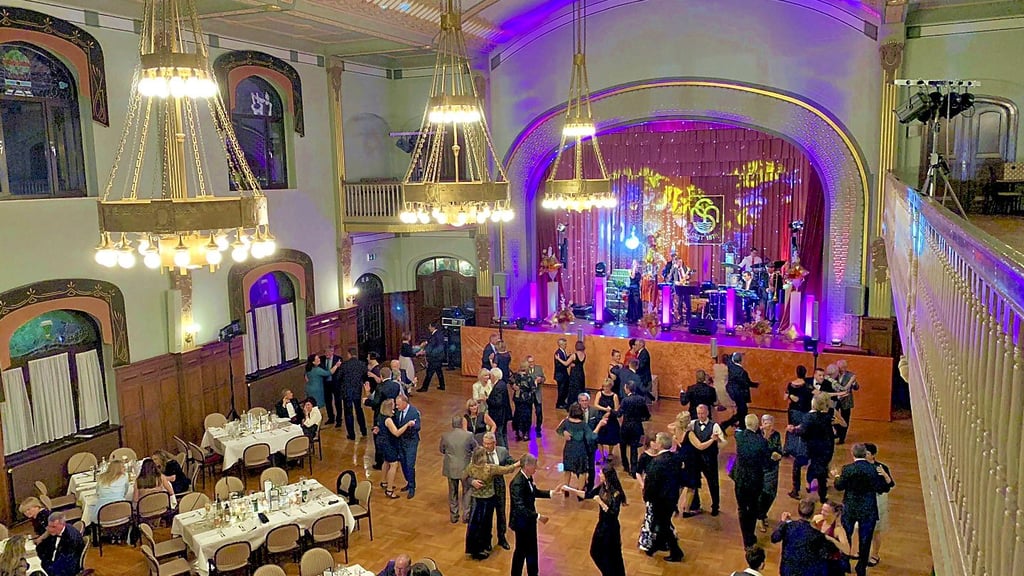 In Bad Schmiedeberg wird zum Ball ins Jugendstil-Kurhaus eingeladen.