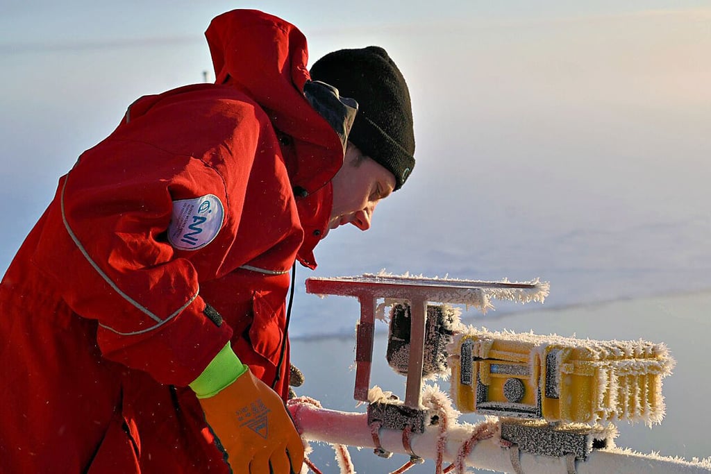 Thomas Richter installiert das Kamerasystem, mit dem die Schollen beobachtet wurden. 