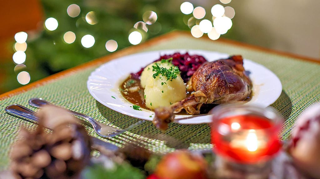 Gänsebraten mit Rotkohl und Klößen – für viele ein Muss.