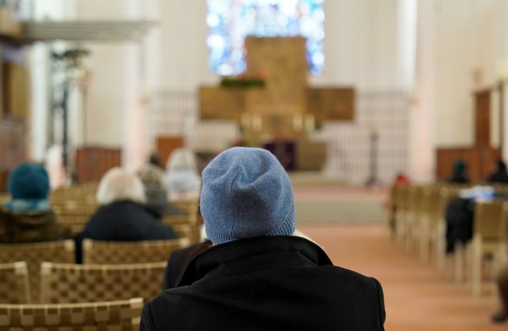 Ein Besucher eines Orgelkonzerts in einer Kirche.