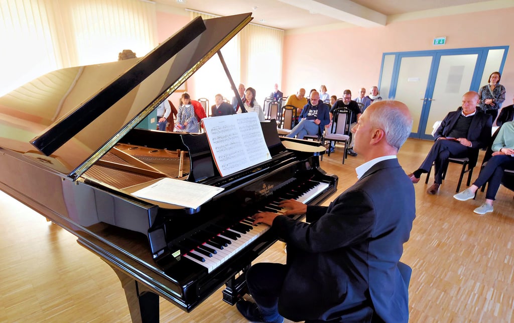 Pianist Professor Christian Wilm Müller legte am Steinway ordentlich vor. Nach der Eröffnung konnten die jüngsten Teilnehmer es ihm gleichtun.