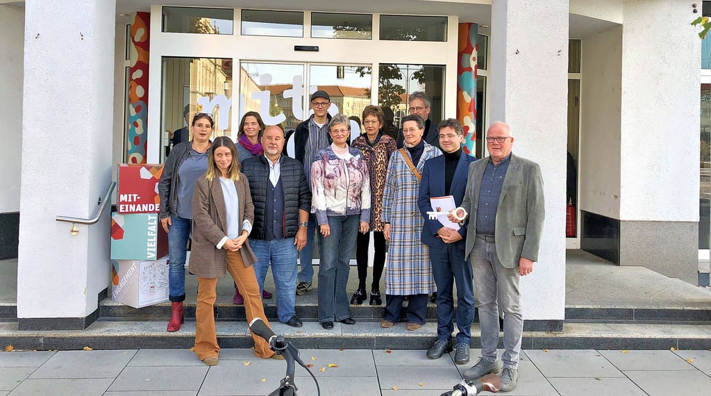 Oberbürgermeister Robert Reck (2.v.r.) hat den symbolischen Schlüssel an Vereinsvorsitzenden Frank Lehmann (r.) übergeben.