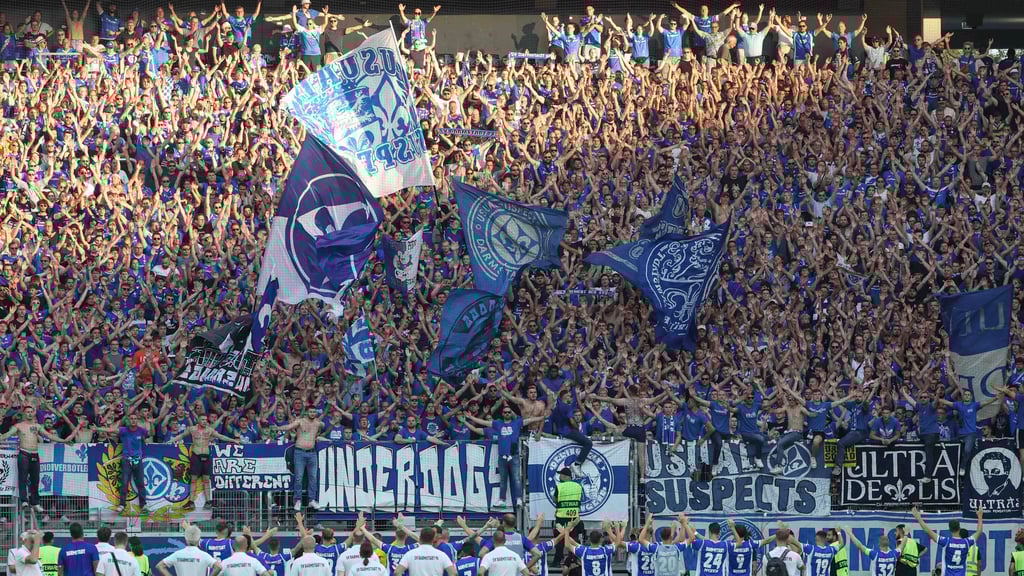 Die Darmstadt Fans feiern ihre Mannschaft nach dem Spiel gegen Eintracht Frankfurt.