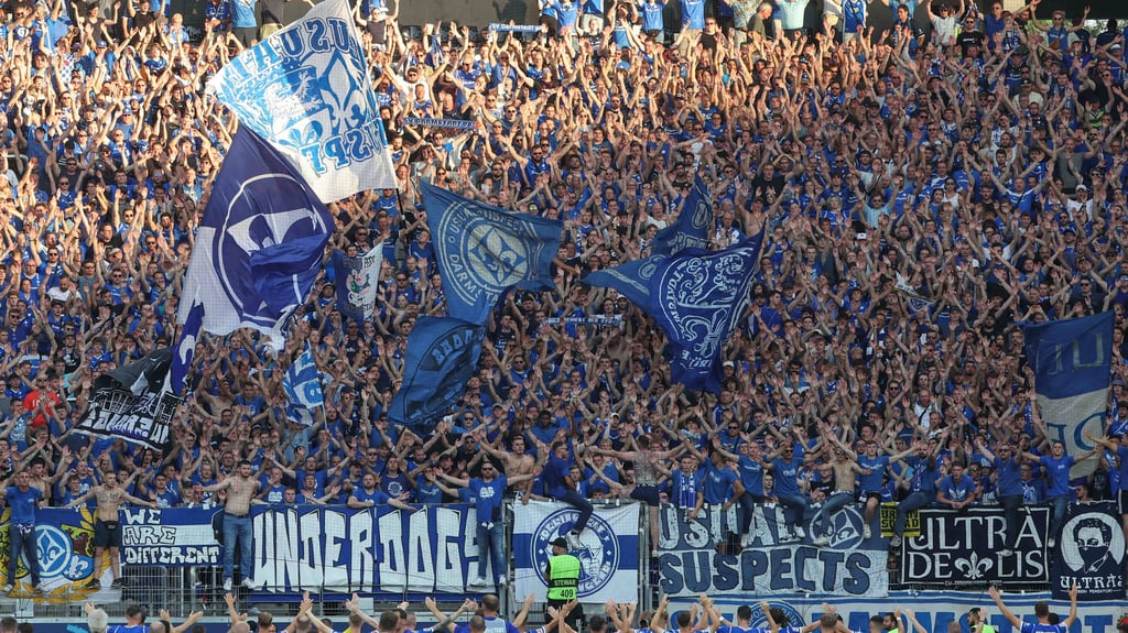 Die Darmstadt Fans feiern ihre Mannschaft nach dem Spiel gegen Eintracht Frankfurt.