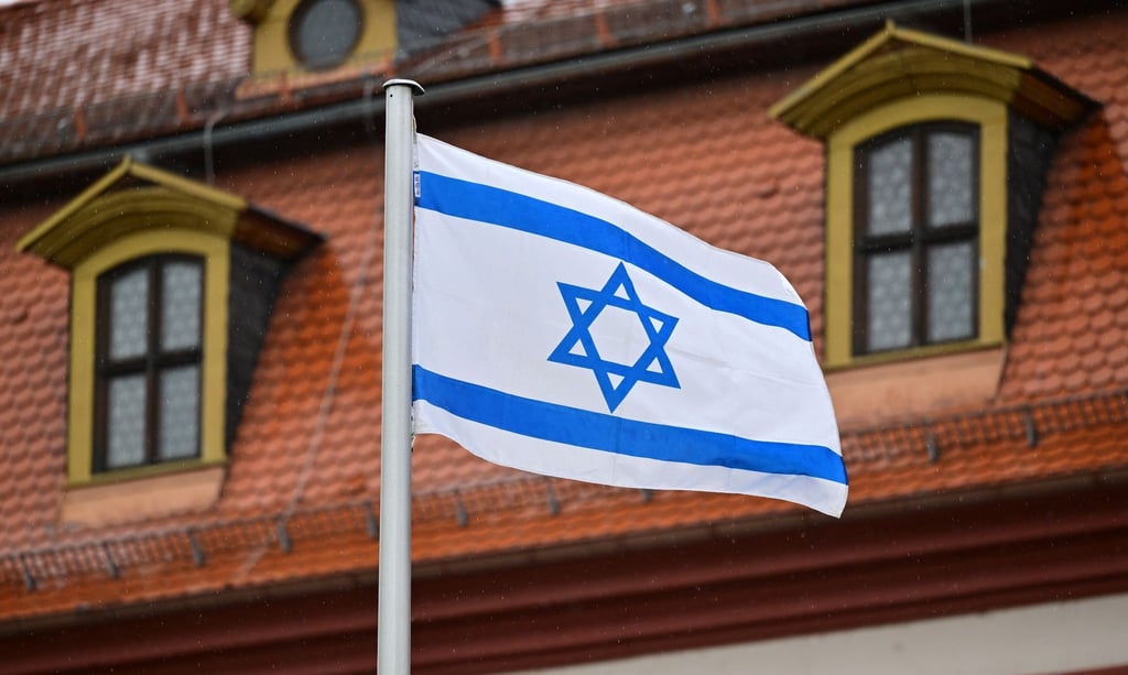 Eine israelische Flagge weht am Fahnenmast.