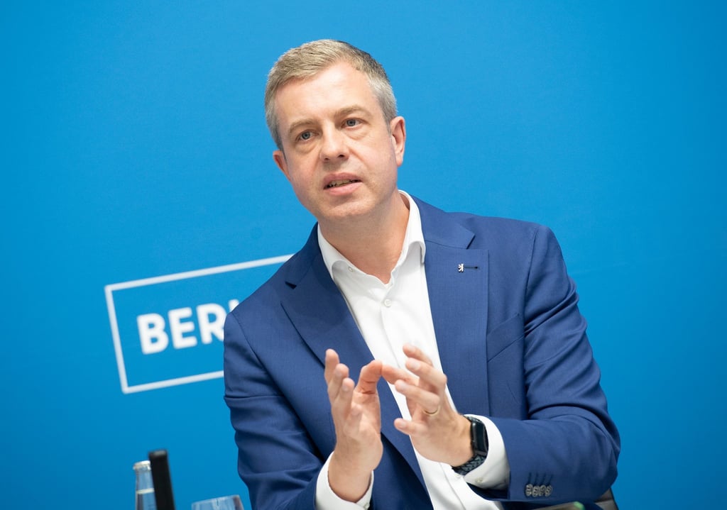 Nach der Sitzung des Senats spricht Finanzsenator Stefan Evers (CDU) zu Journalisten.