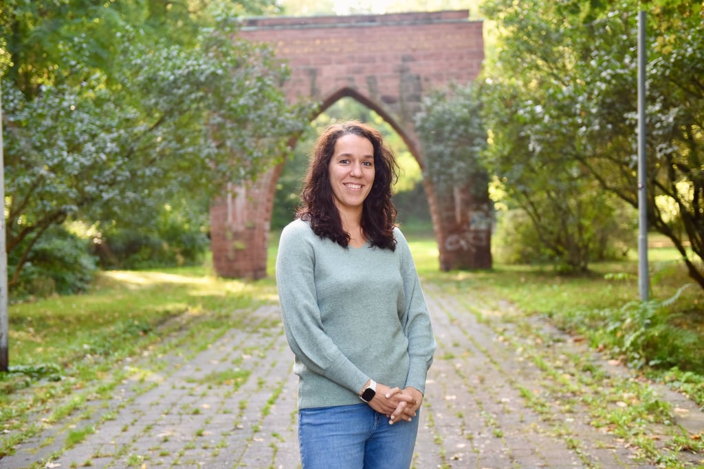 Die neue Klimamanagerin Anna Marthe vor dem Tor der Mahnung. Im Stadtpark sieht sie Potenzial für Klimaschutzmaßnahmen.