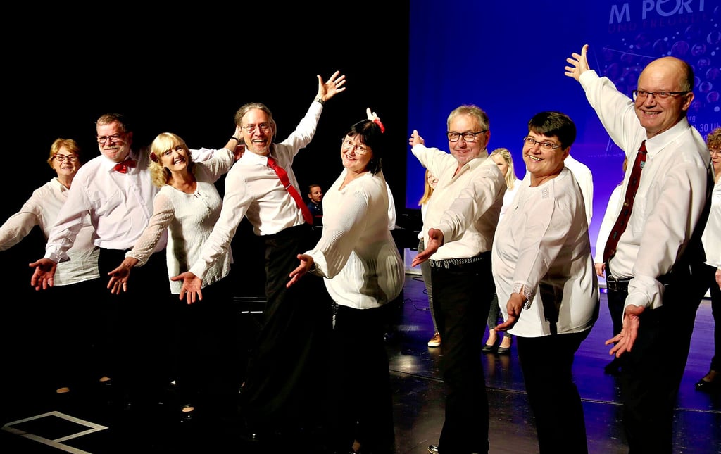 Von links: Iris Maiberg, Uwe Maiberg, Birgit Schmidt, Dietmar Götz, Kerstin Schmidt, Bernd Meiberg, Manuela Weiß und Christoph Hornickel sind „M!Pört“. Mit ihrem aktuellen Programm blicken sie auf 20 Jahre Kabarettgeschichte zurück.