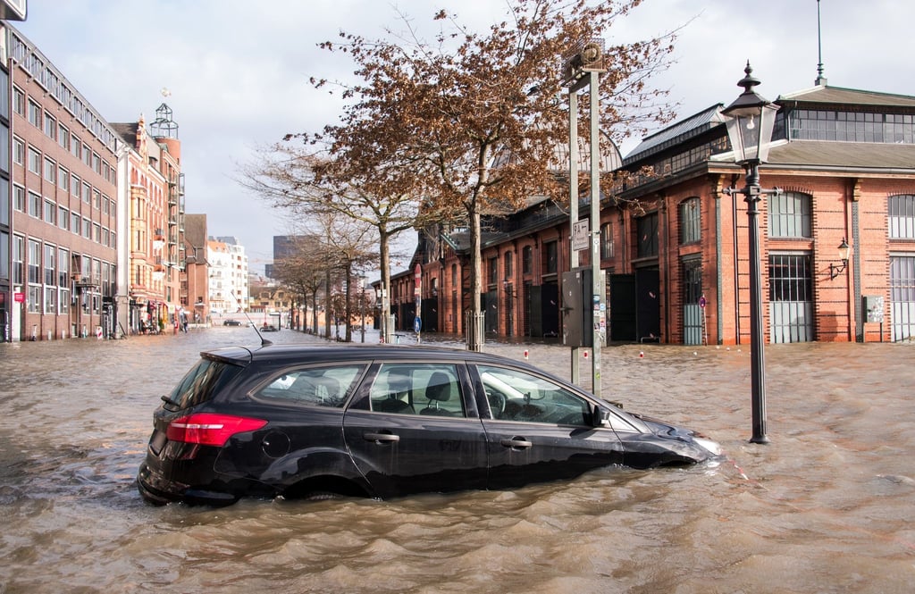 Land unter: Wasserschäden aufgrund von Sturmflut, Hochwasser oder Starkregen werden in der Regel von einer Teilkaskoversicherung abgedeckt. In einer Vollkaskoversicherung ist der Teilkaskoschutz bereits enthalten.